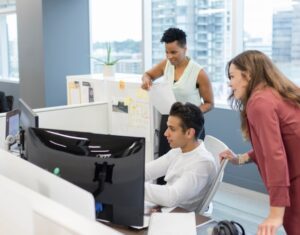 Dat People Brokers Three People Looking At Computer