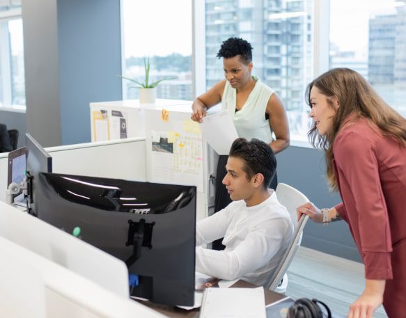 Dat People Brokers Three People Looking At Computer