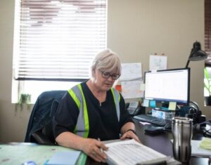 DAT People Woman Distribution Warehouse Office