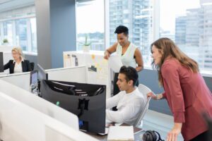 DAT_People_brokers_three_people_looking_at_computer