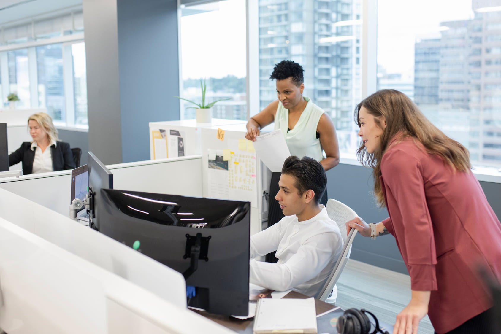 DAT_People_brokers_three_people_looking_at_computer